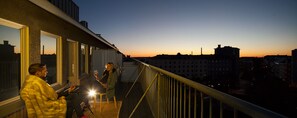 A balcony with a view of the city skyline at dusk. - Forenom Aparthotel Helsinki Kamppi (Helsinki)