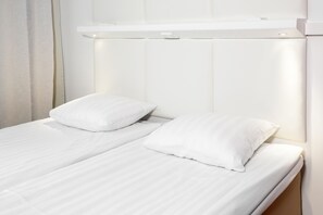 Cortinas opacas, sistema de insonorización, wifi gratis y ropa de cama