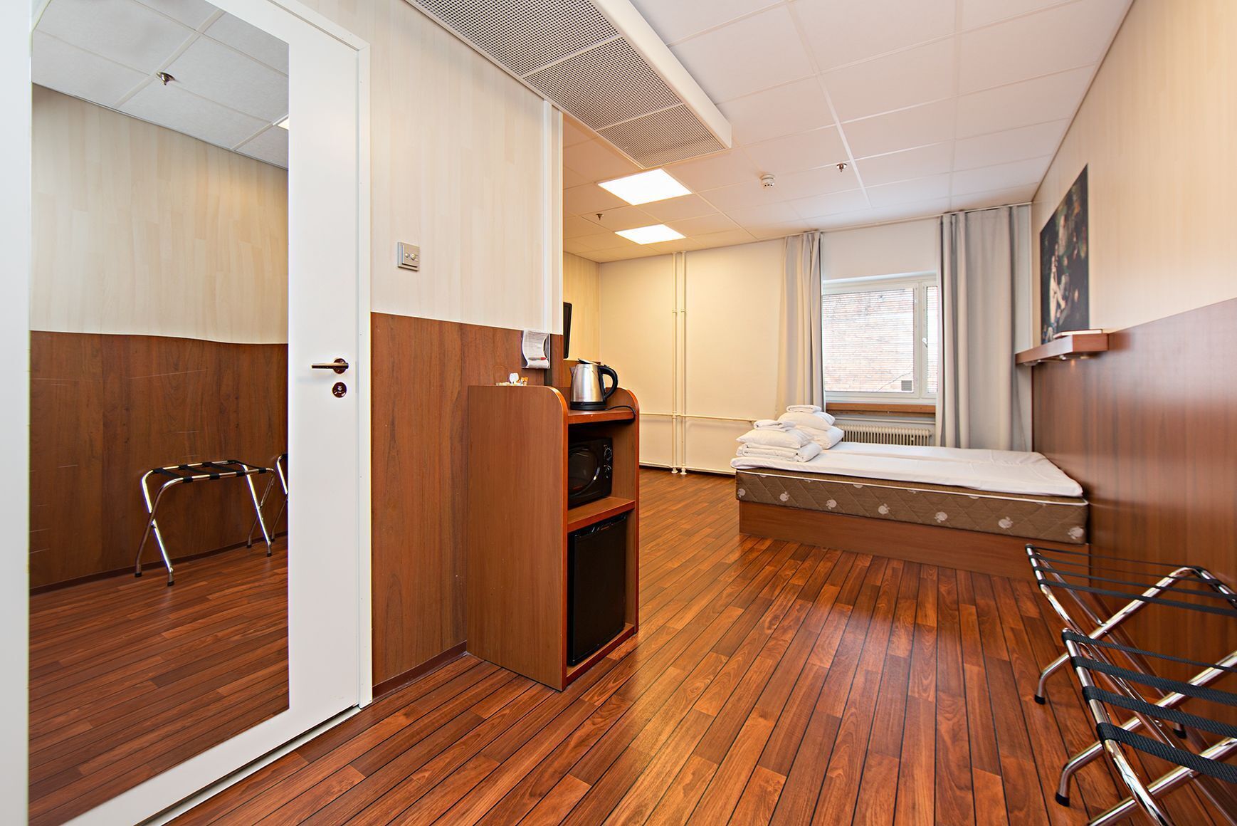 Cortinas blackout, insonorización, wifi gratis y ropa de cama 