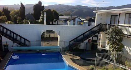 Hawks Inn Motel