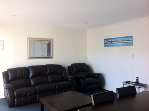 42-inch flat-screen TV with digital channels, TV, DVD player - Hawks Inn Motel (Upper Hutt)