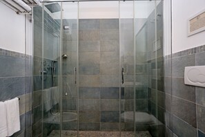 Junior Suite, City View | Bathroom - Daplace - HQH Colosseo (Rome)