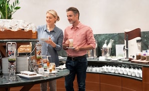 Tägliches Frühstücksbuffet (45 EUR pro Person)