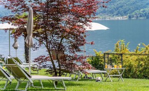 Private beach, beach umbrellas, beach towels, beach volleyball - Dependence del Parco (Porlezza)