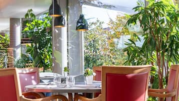 2 restaurantes; se sirven desayunos, almuerzos, cenas y cocina local