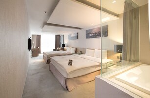 Cubrecamas y caja de seguridad en la habitación 