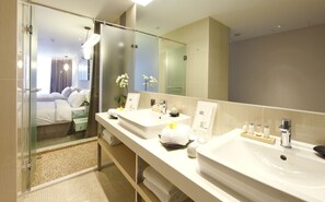 Free toiletries, towels - Hotel Day Plus (Chiayi City)