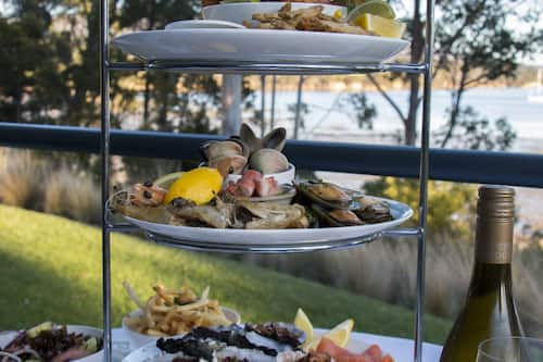 Se sirven desayunos y cocina local e internacional; con vista al jardín