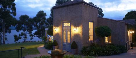 Façade de l’hébergement – soirée/nuit