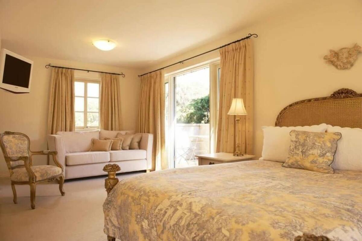 Family Room, 1 King Bed with Sofa bed | Egyptian cotton sheets, premium bedding, down comforters, pillowtop beds