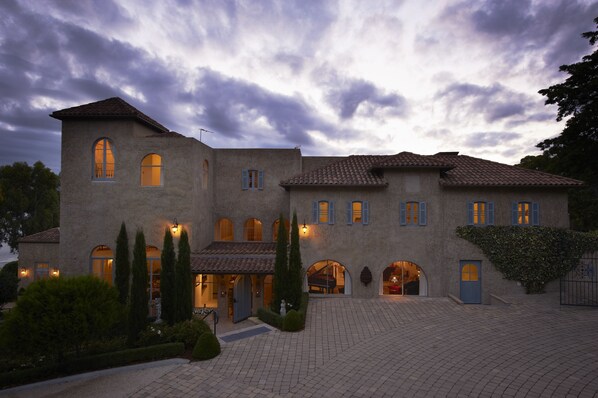 住宿正面 - 傍晚/夜晚