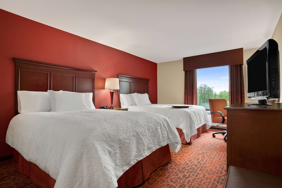 two queens | iron/ironing board, free cots/infant beds, free wifi, bed sheets