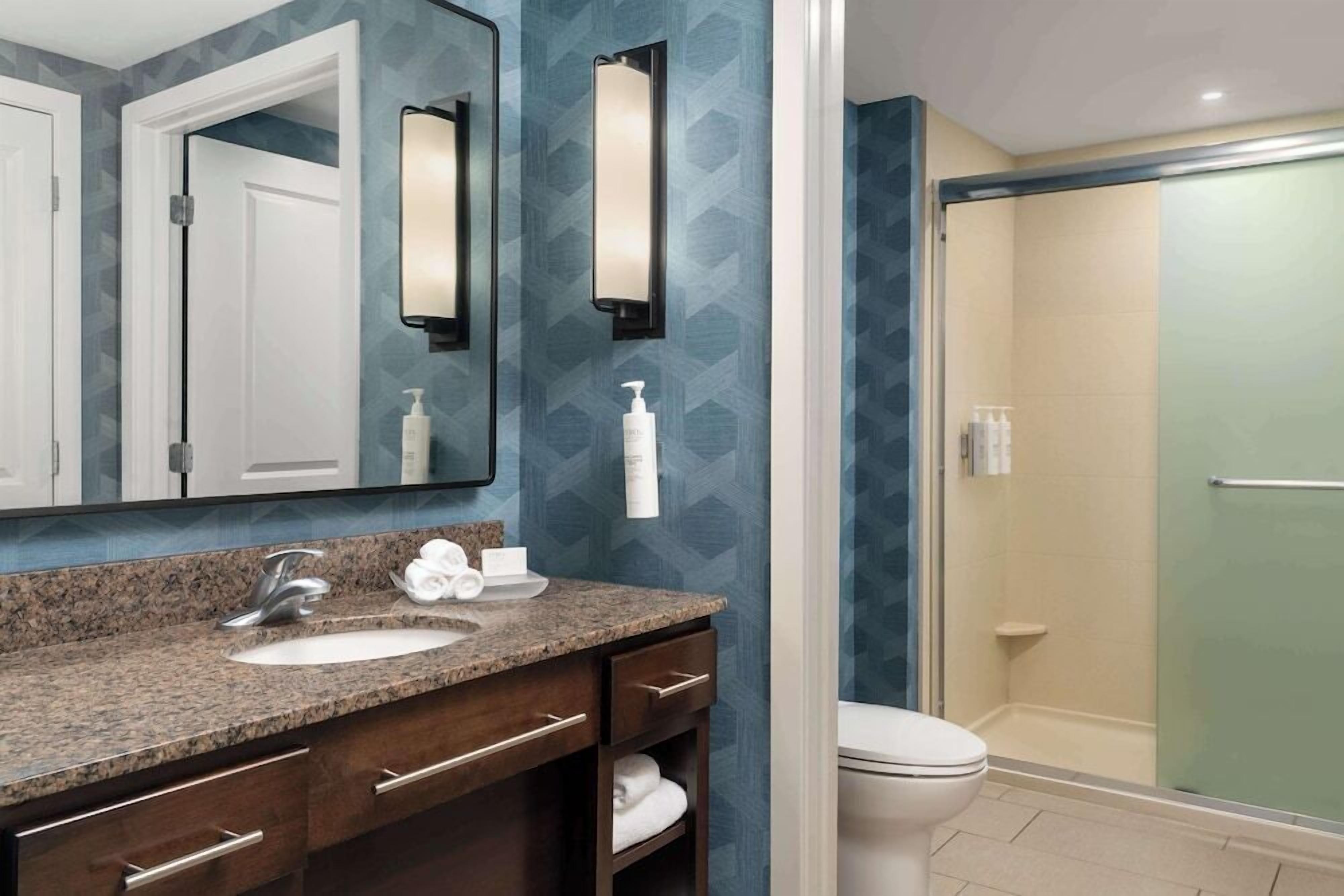 Bathroom | Hydromassage showerhead, free toiletries, hair dryer, towels