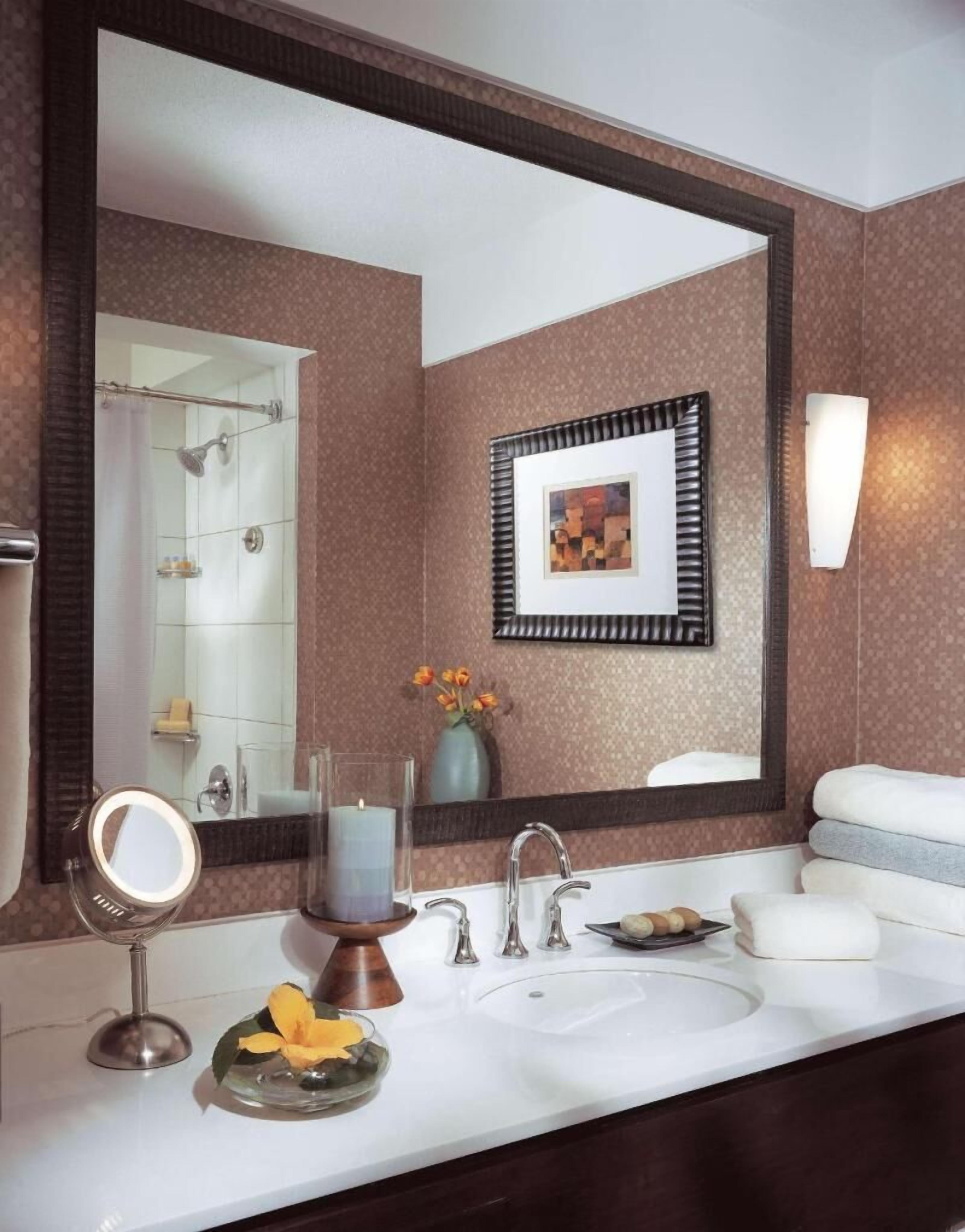Bathroom | Hydromassage showerhead, free toiletries, hair dryer, towels