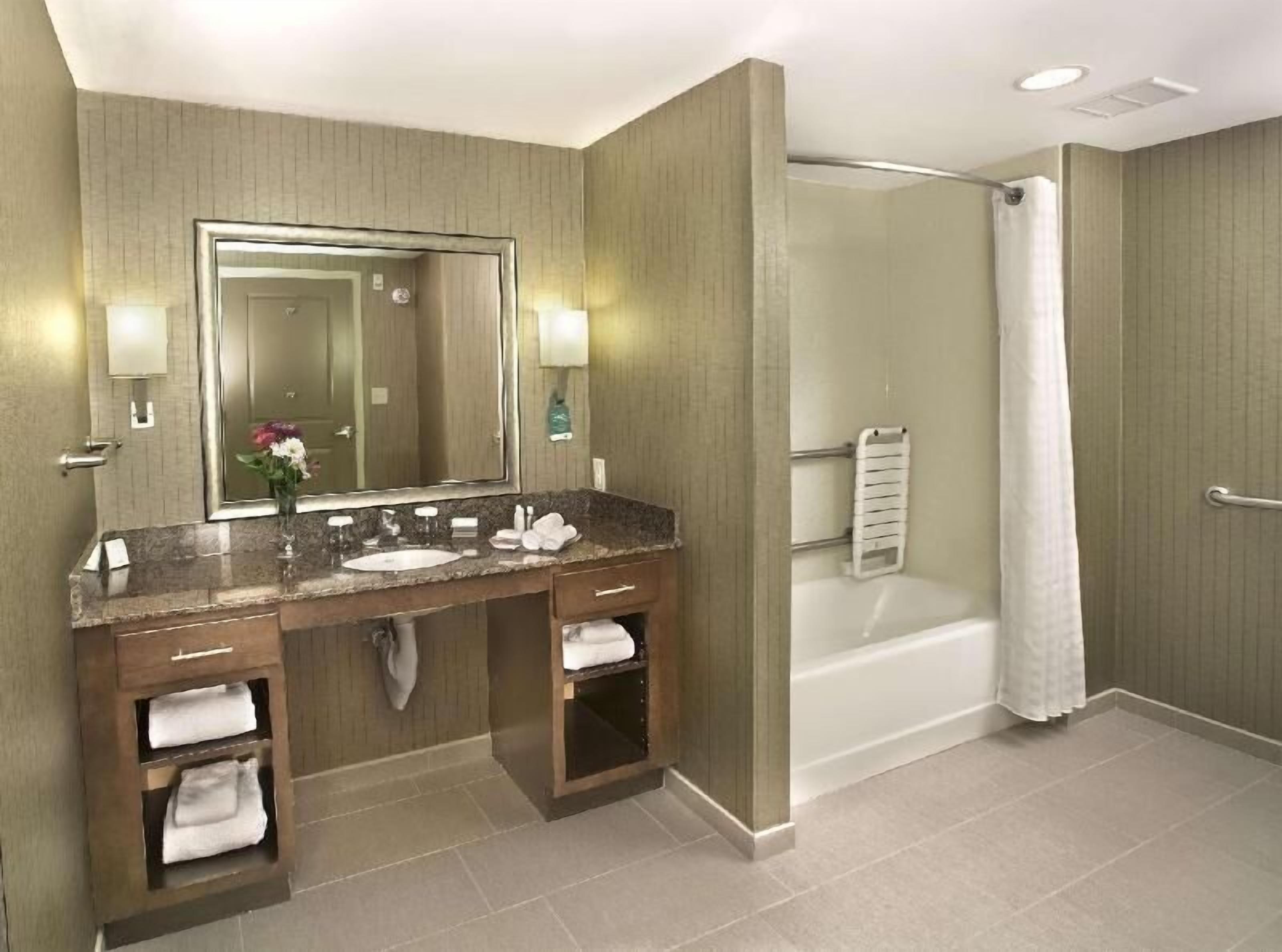 Bathroom | Hydromassage showerhead, free toiletries, hair dryer, towels