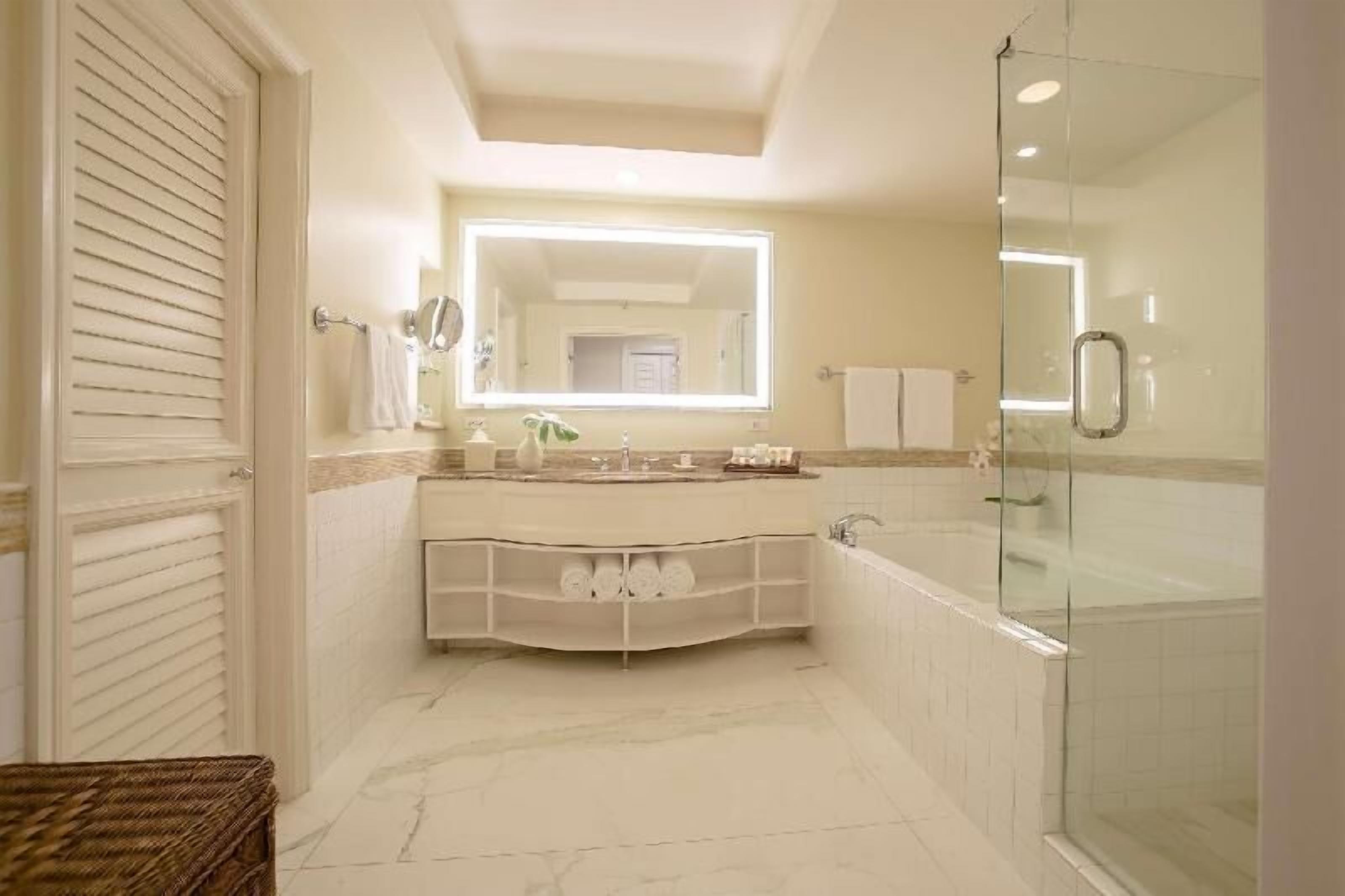 Bathroom | Hydromassage showerhead, free toiletries, hair dryer, towels