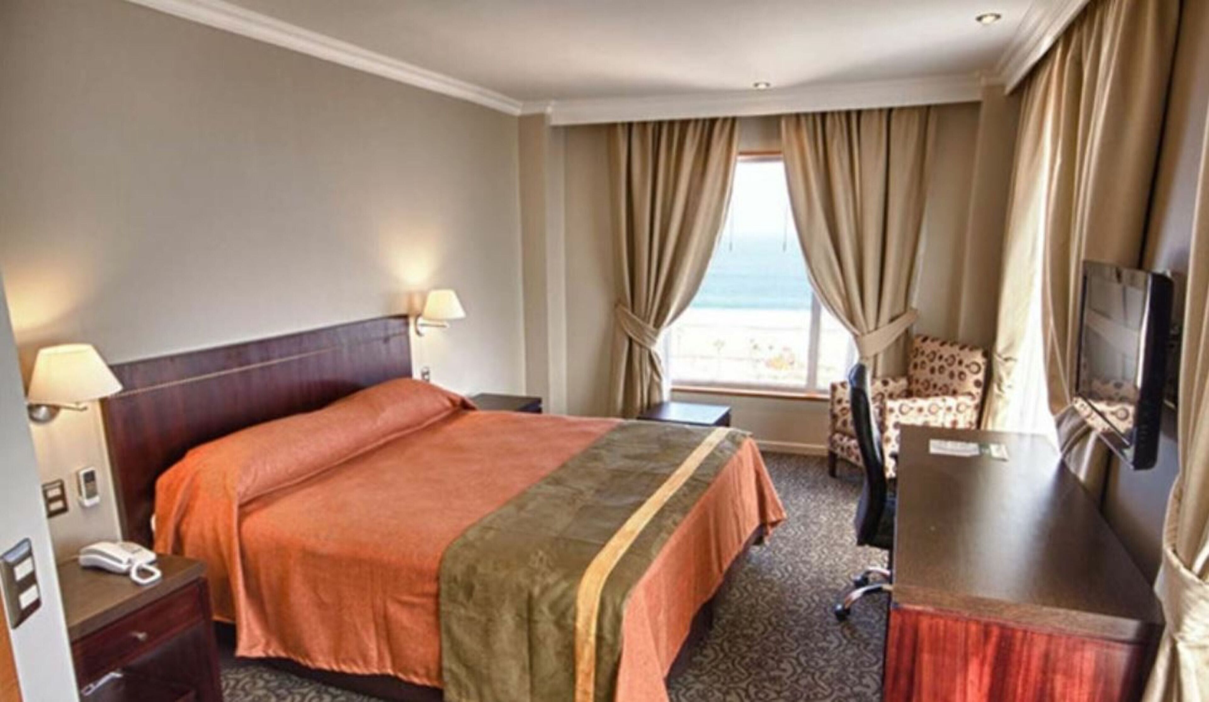 Minibar, Zimmersafe, Schreibtisch, Verdunkelungsvorhänge