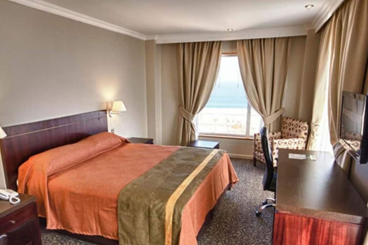 Minibar, Zimmersafe, Schreibtisch, Verdunkelungsvorhänge