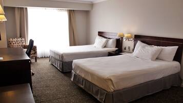 Habitación doble estándar | Minibar, caja de seguridad en la habitación y escritorio