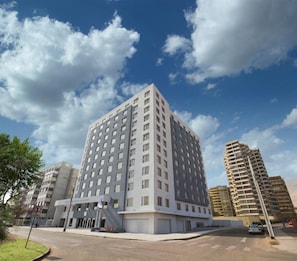 Un moderno edificio de gran altura con varias plantas y fachada plana.