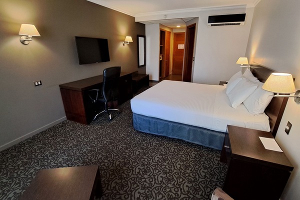 Standard Room | Minibar, in-room safe, desk, blackout drapes