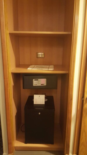 Minibar, Zimmersafe, Schreibtisch, Verdunkelungsvorhänge