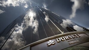 Een modern gebouw met de namen 'DORSETT' en 'SINGAPORE' op de gevel.
