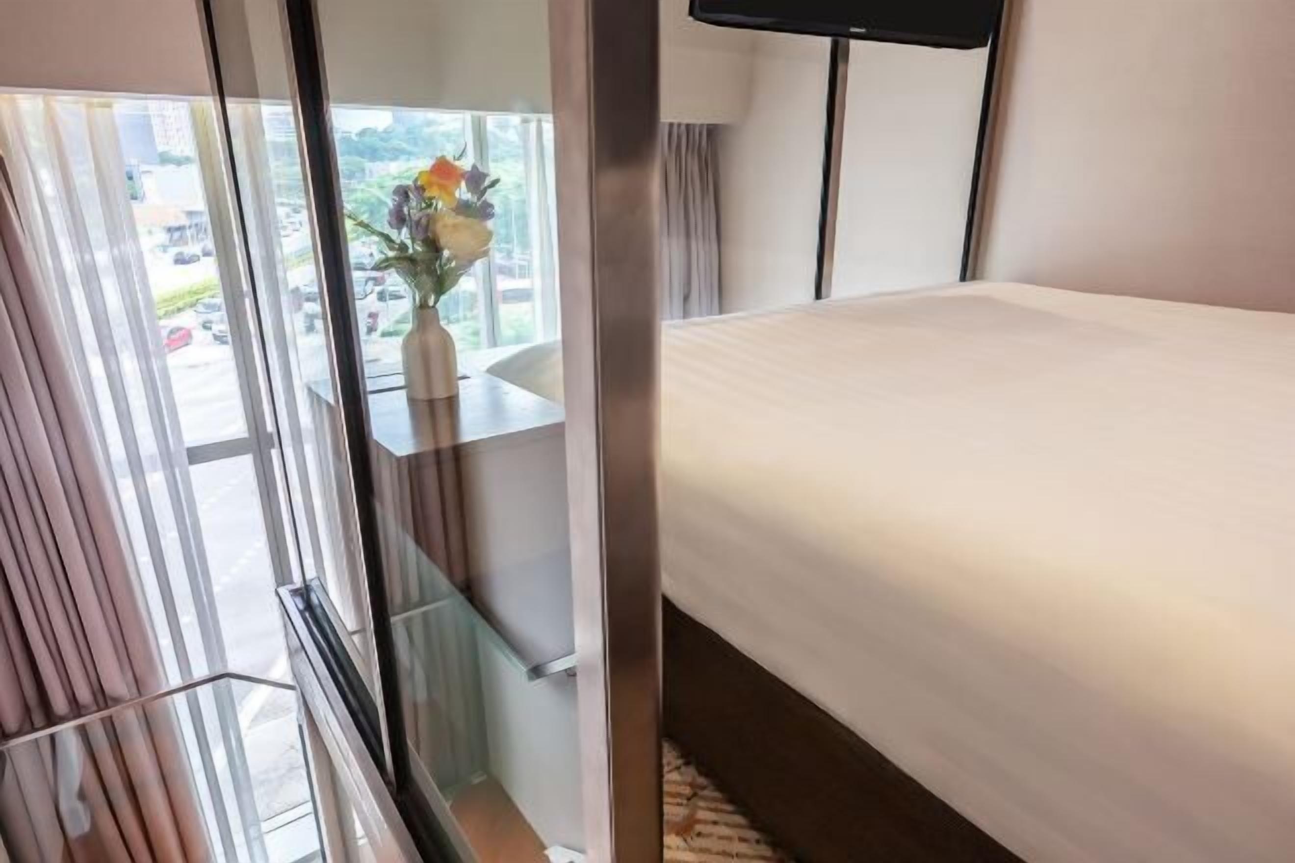 Minibar, caixa forta a l'habitació i escriptori 