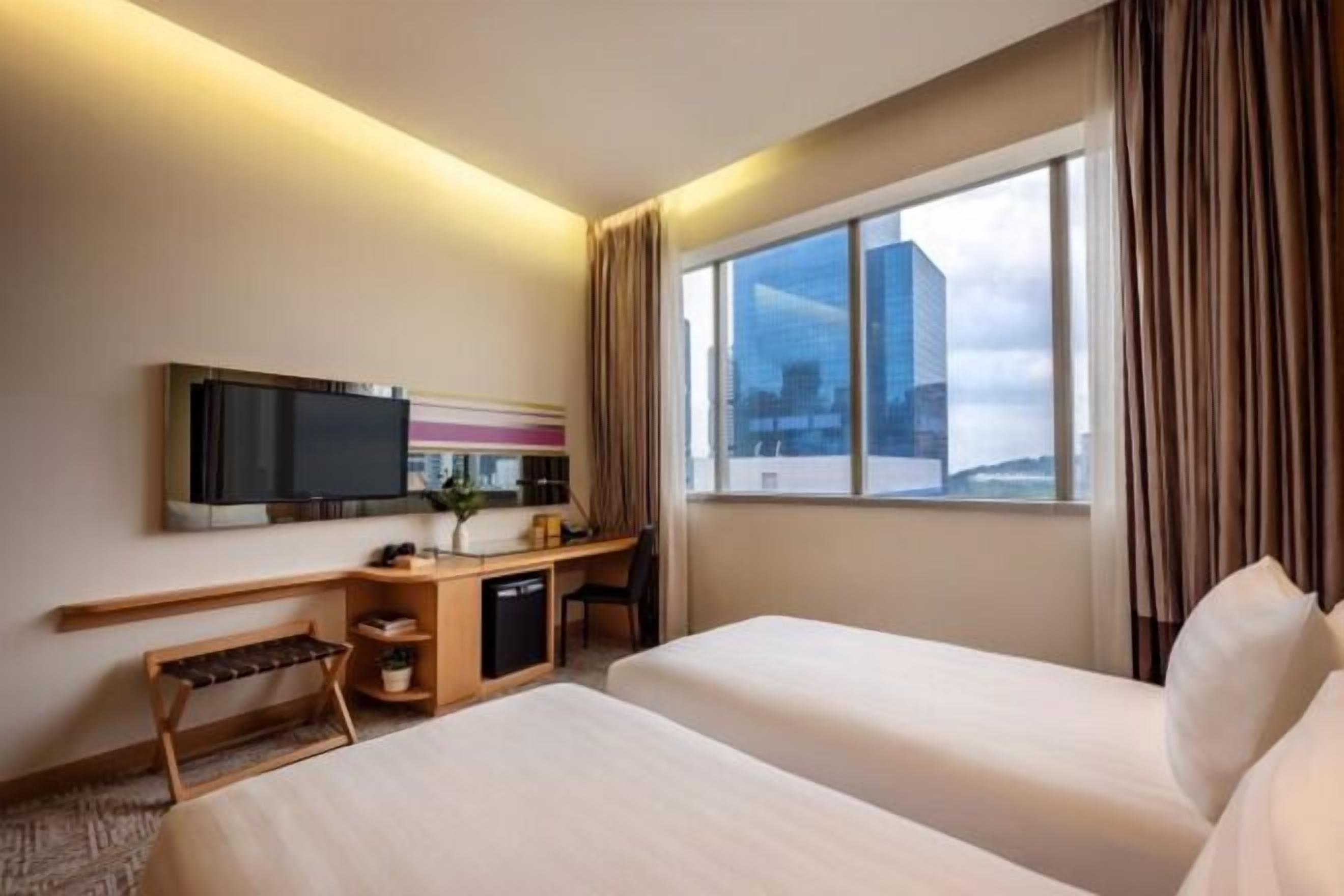 Minibar, caixa forta a l'habitació i escriptori 