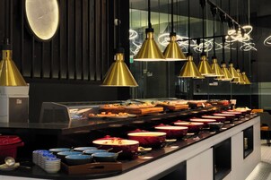 Se sirven almuerzos y cenas, cocina japonesa