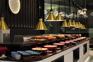 Se sirven comidas, cenas y cocina japonesa