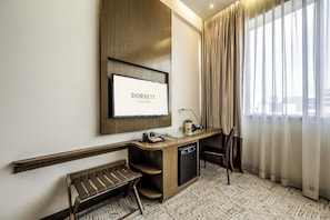 Deluxe-rum (Superior Double Room) | 1 sovrum, värdeförvaringsskåp på rummet och skrivbord