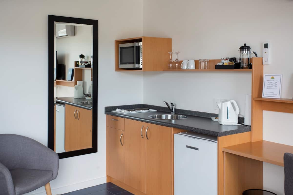 apartment, 1 bedroom, marina view | private kitchen | fridge, microwave, coffee/tea maker, electric kettle