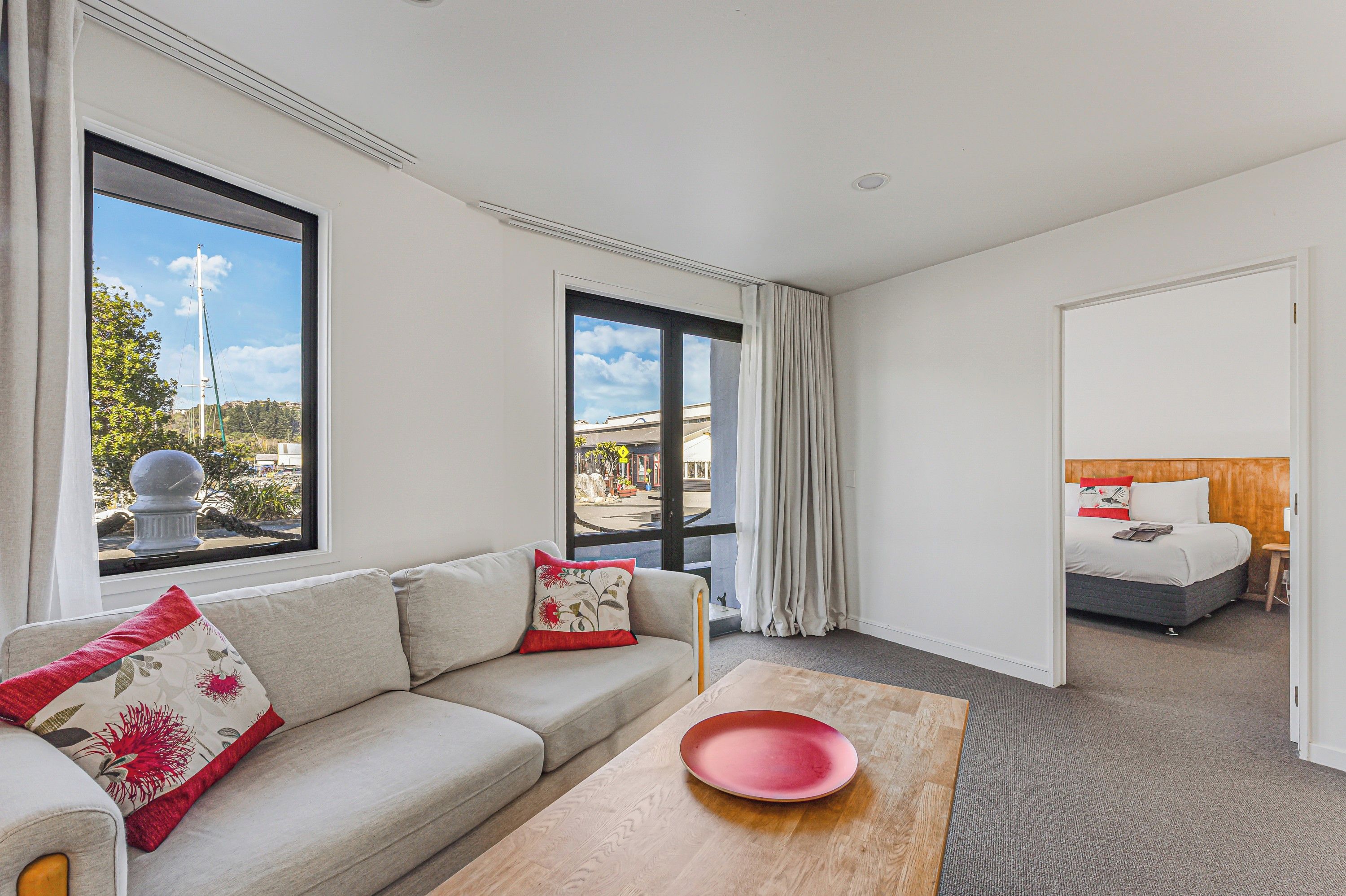 Una habitación de hotel con sofá, mesa de comedor y cama.