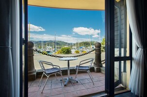 Studio, 1 King Bed, Partial Ocean View, Ground Floor | Water view