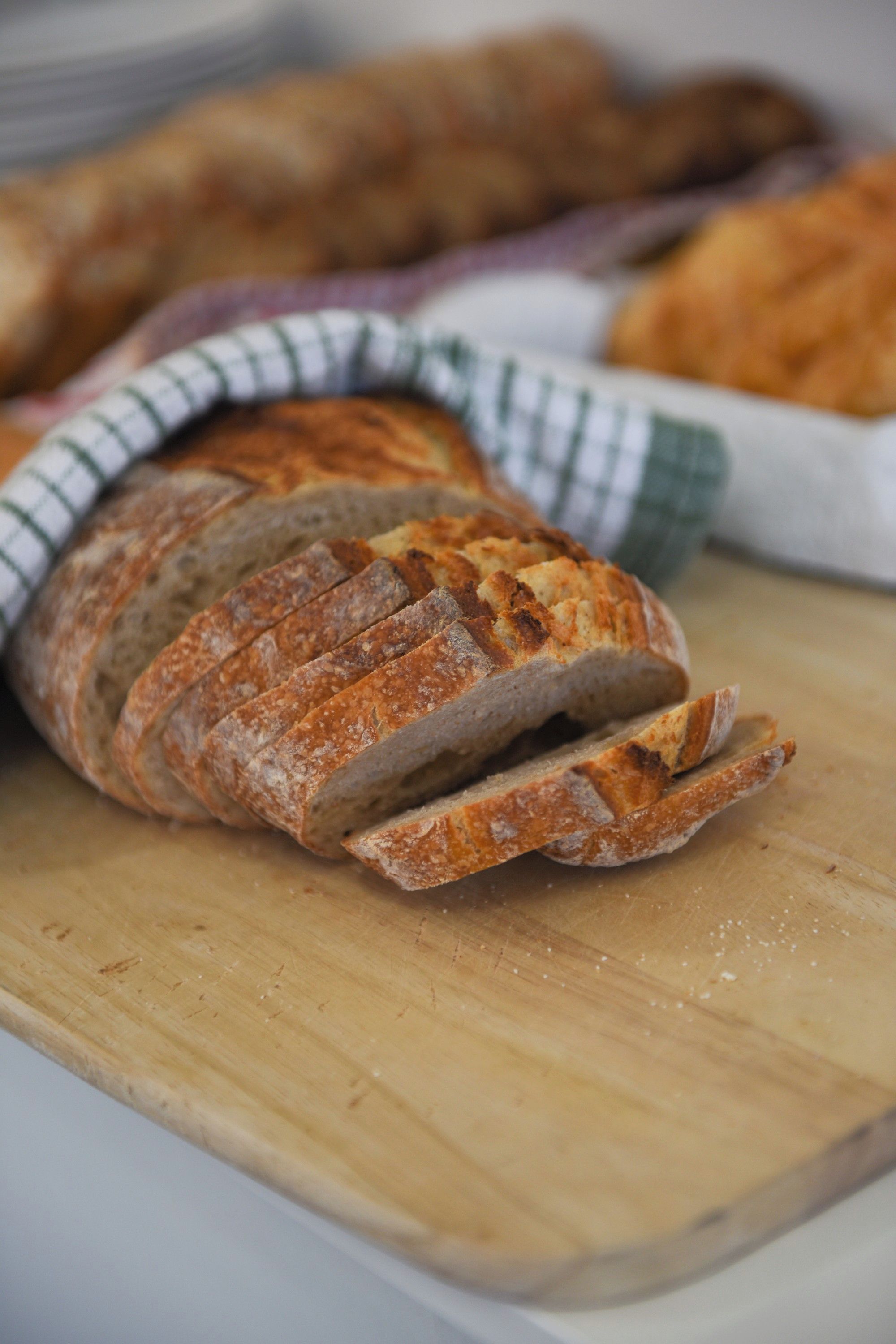 A loaf of bread on a wooden cutting board.
