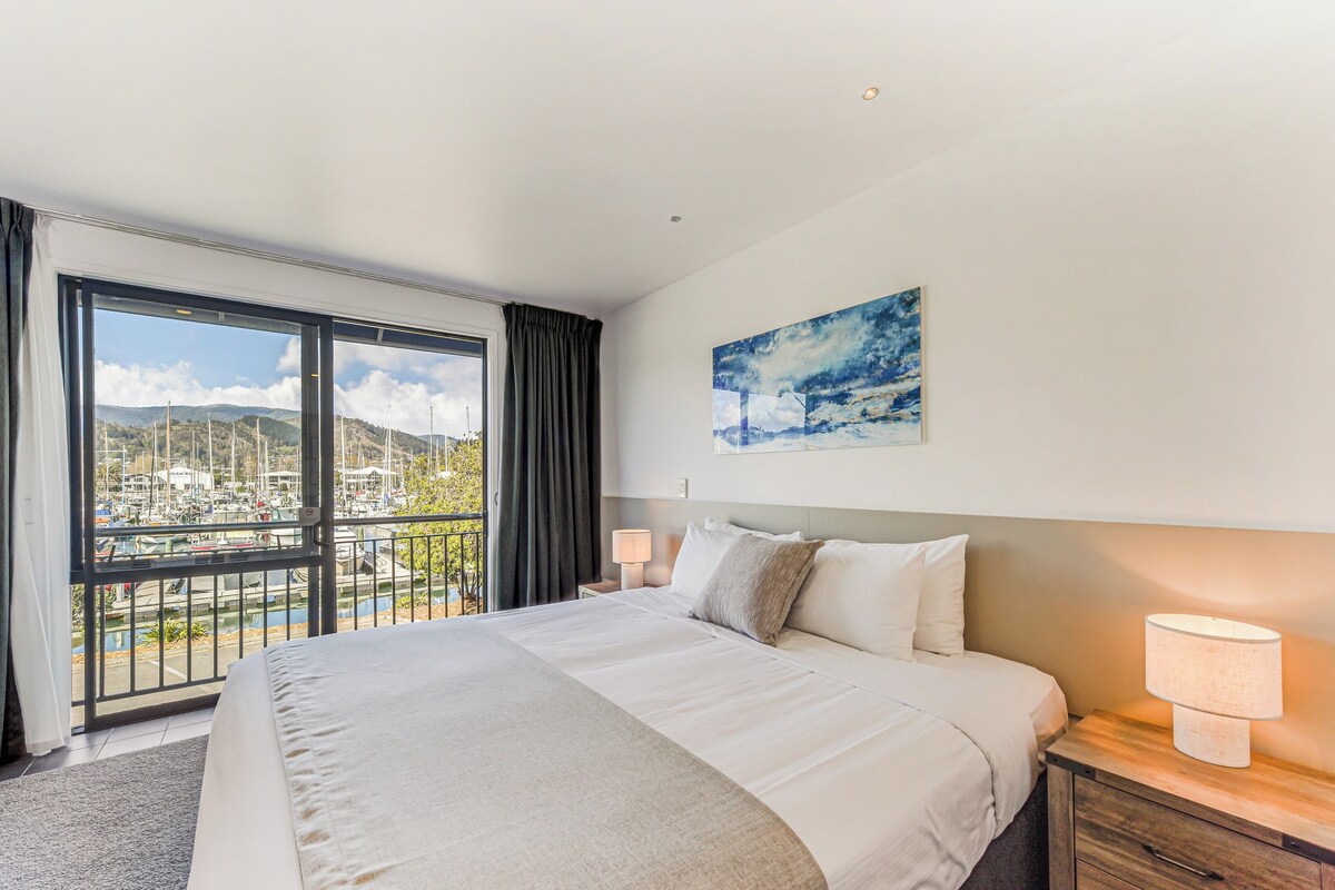 Estudio ejecutivo, vistas al puerto deportivo | Ropa de cama de alta calidad, caja fuerte, escritorio