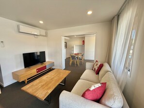 Harbour Front Apartment | Oppholdsområde | En 53-tommers Flatskjerm-TV med Parabol-TV samt TV og Netflix
