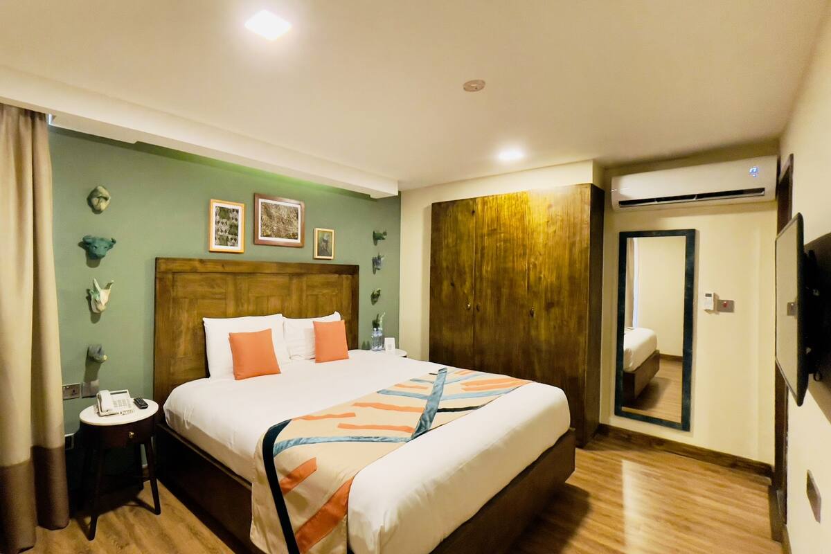 Premium bedding, pillowtop beds, in-room safe, desk