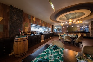 Se sirven desayunos, comidas y cocina fusión con vista a la alberca