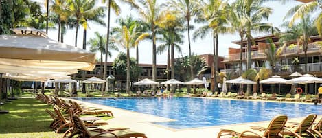 2 buitenzwembaden en ligstoelen