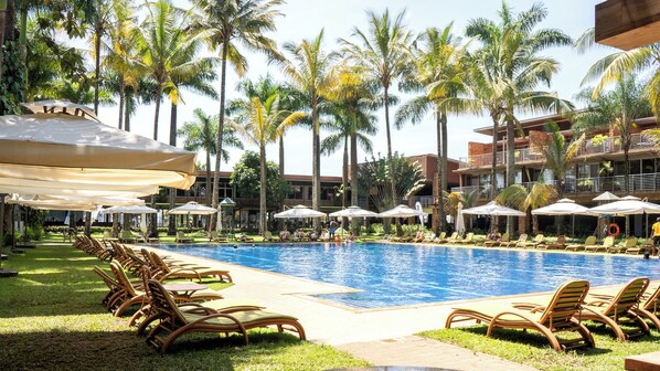 2 outdoor pools, sun loungers