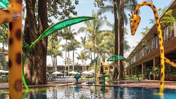 2 outdoor pools, pool loungers