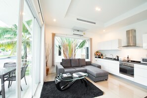 42-inch LCD TV with digital channels, TV, DVD player - Oriental Beach Pearl Resort (Sam Roi Yot)