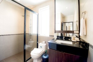 Shower, free toiletries, towels - Oriental Beach Pearl Resort (Sam Roi Yot)
