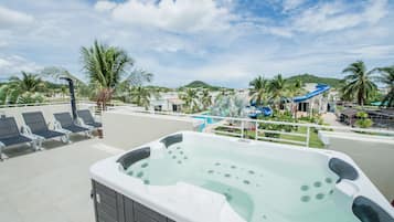 Jetted bathtub