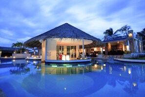 Poolside bar - Oriental Beach Pearl Resort (Sam Roi Yot)