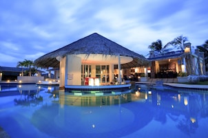 Bar junto a la piscina