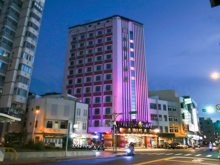 Boendets fasad - kväll/natt