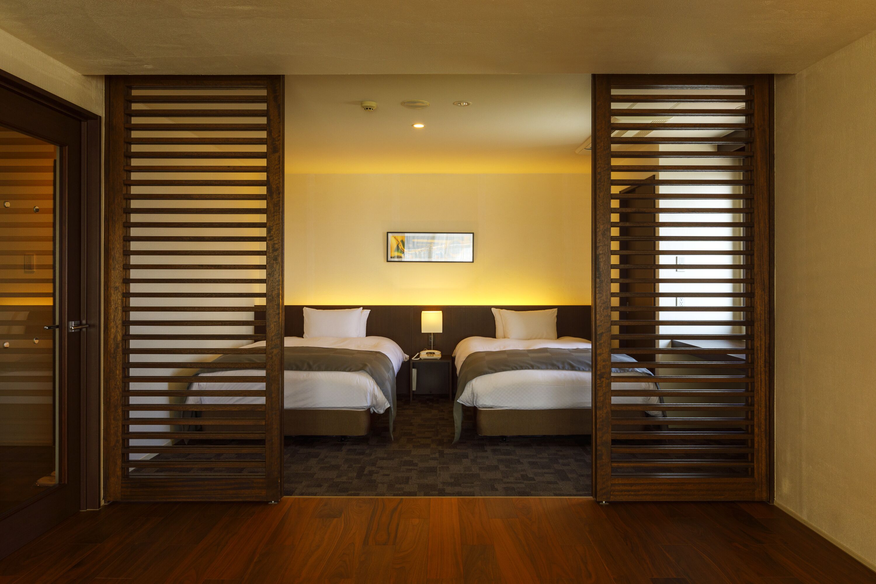 corner suite 1001, smoking (residence) | in-room safe, iron/ironing board, free wifi, bed sheets